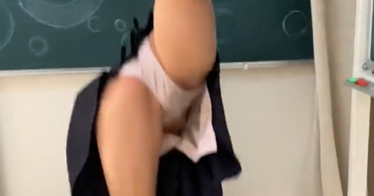 【動画】女子高生が逆立ちでパンツ丸見え