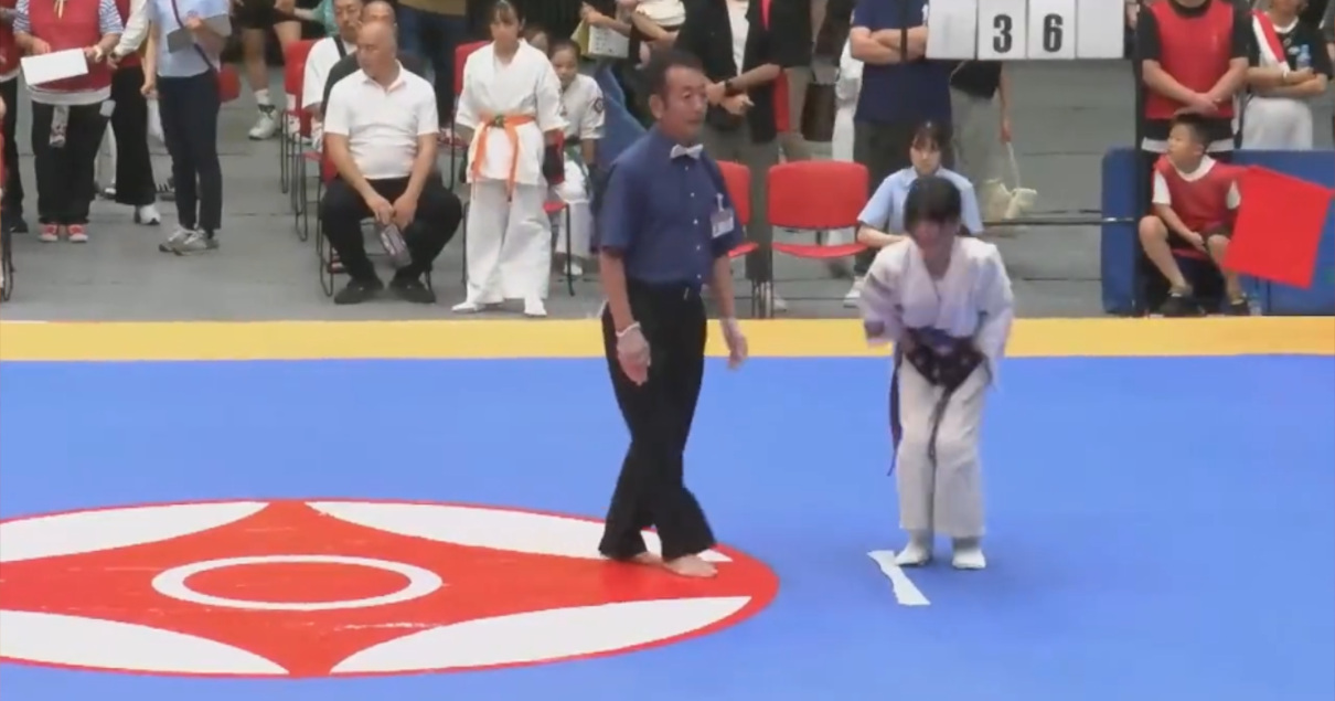 【動画】メスガキさん、金玉を蹴られて悶絶