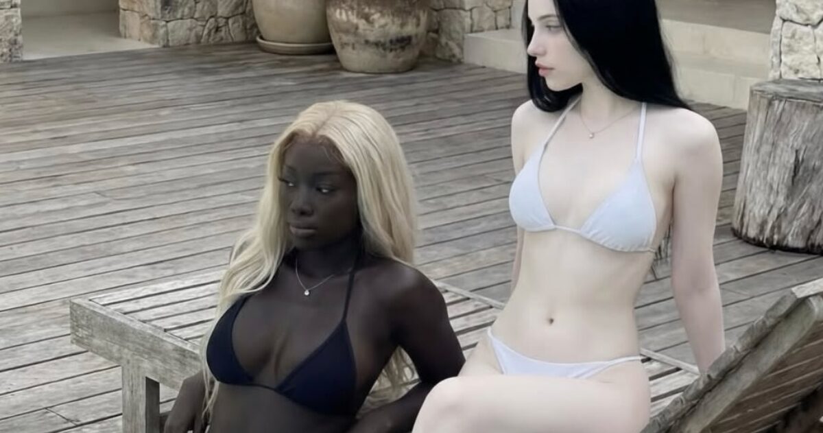 【画像】黒人&白人巨乳JK、ビキニ姿でプール遊び