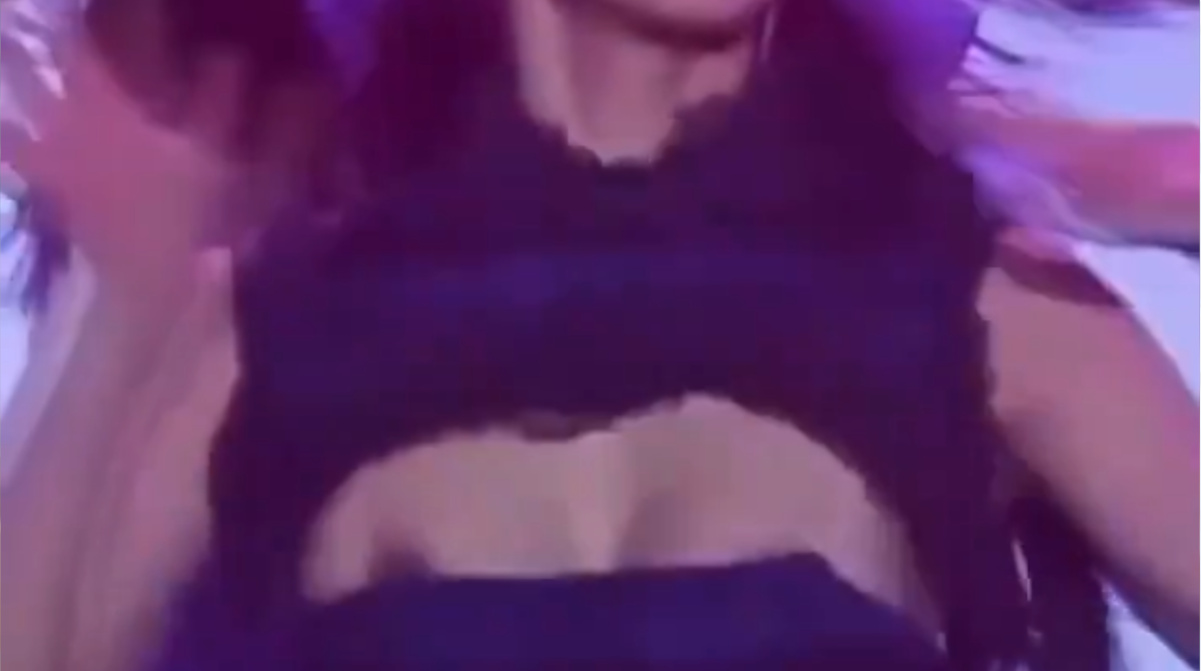 【動画】アイドルさん、衣装がずり落ちておっぱい丸出しになってしまう