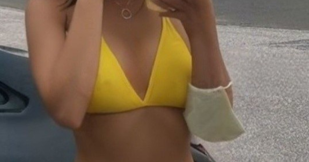 【画像】女先輩（23）の貧乳ボディ見てくれ