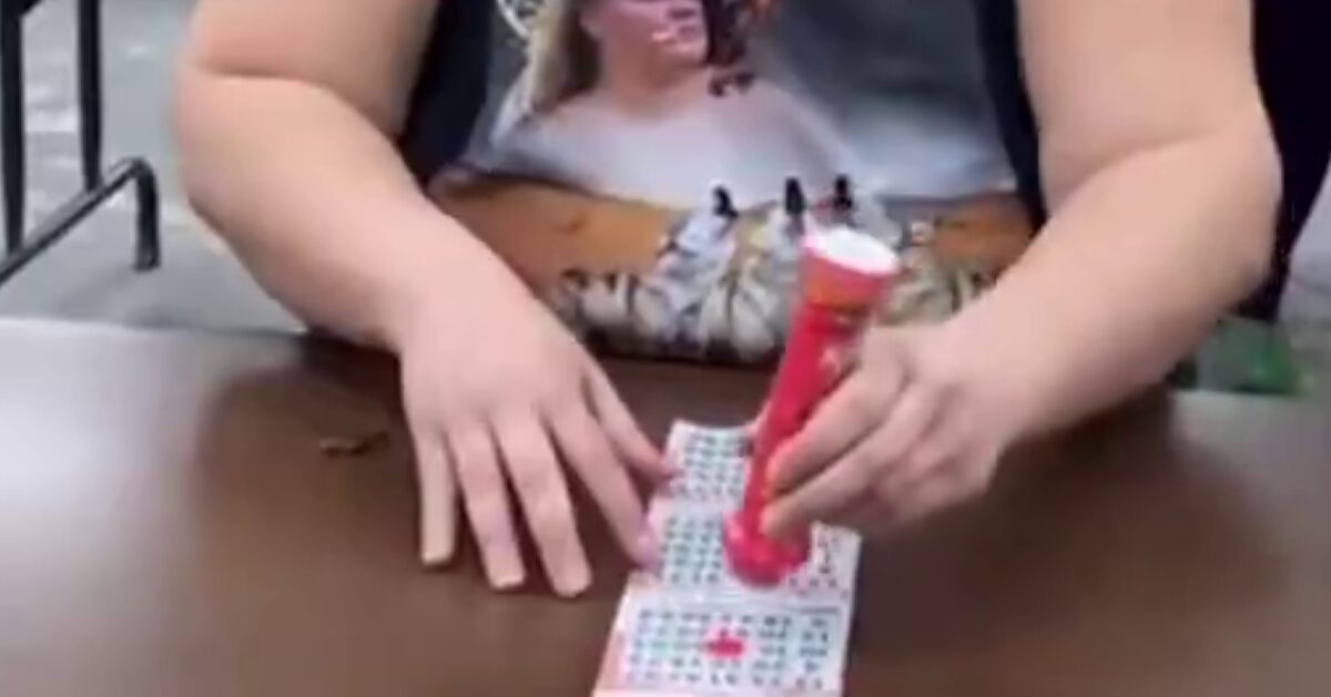 【動画】ビンゴカードでポーズを取る女性がゴキブリを見つけ胸で叩きつける動画