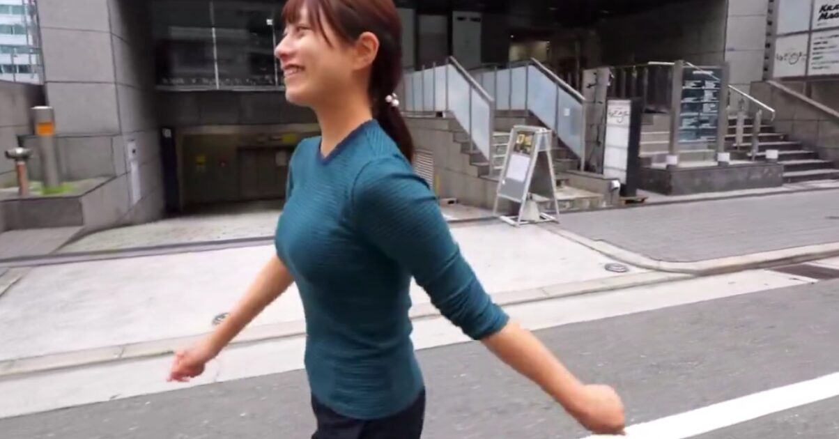 【悲報】デカ乳まんさん、アホみたいに揺らしてしまう