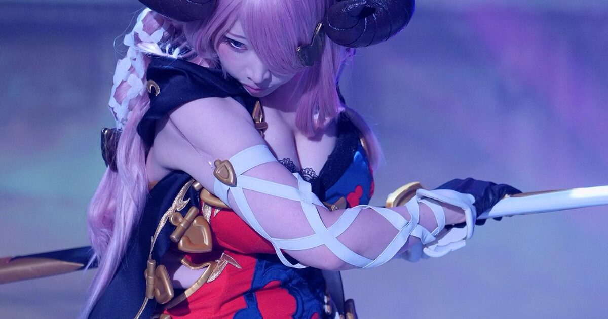 コスプレイヤーお姉さん、かっこいいポーズを決める