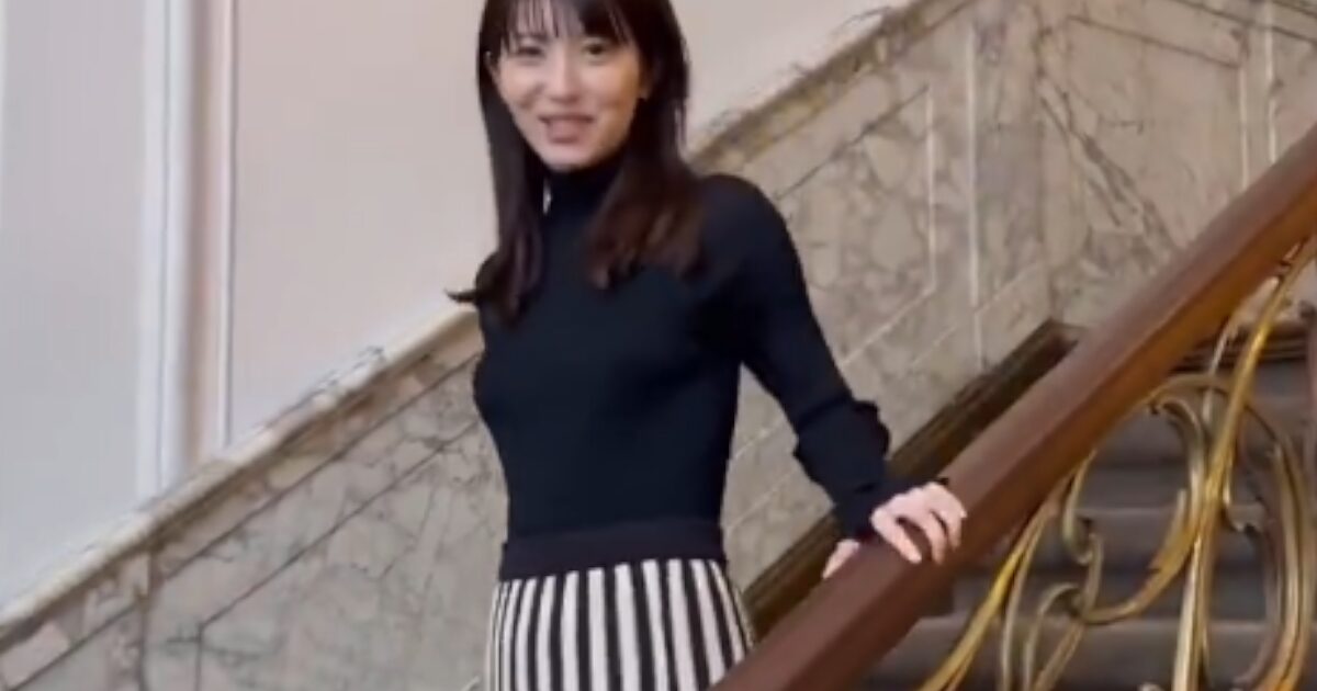 【動画】浜辺美波さん、最新の動画でスレンダー巨乳がバレてしまう