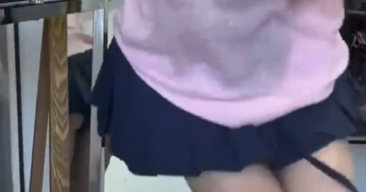 【動画】鏡を利用してパンツを見せるアイドルｗｗｗｗｗｗｗｗｗｗｗｗｗｗｗｗｗ