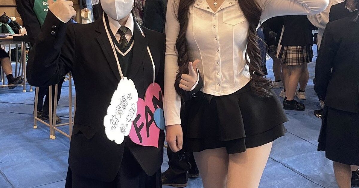 【画像】JKさん「待って、お姉ちゃんがエッチな服着て文化祭来た笑」