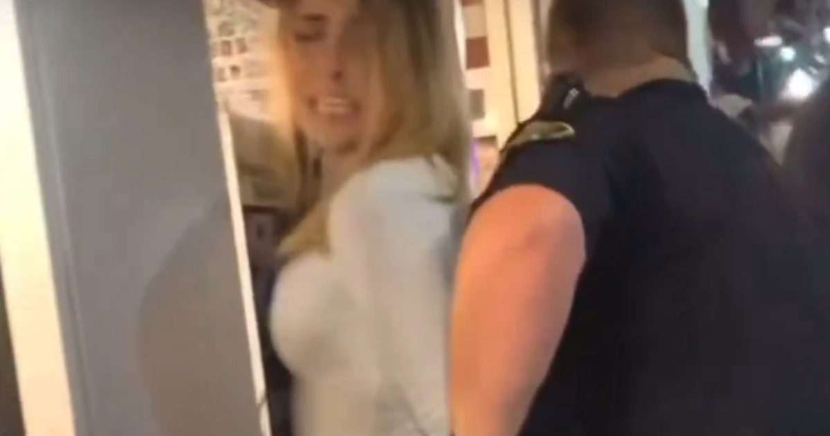 【動画】現行犯逮捕された白人女、警察の股間にお尻を擦りつけて許してもらう作戦に出る