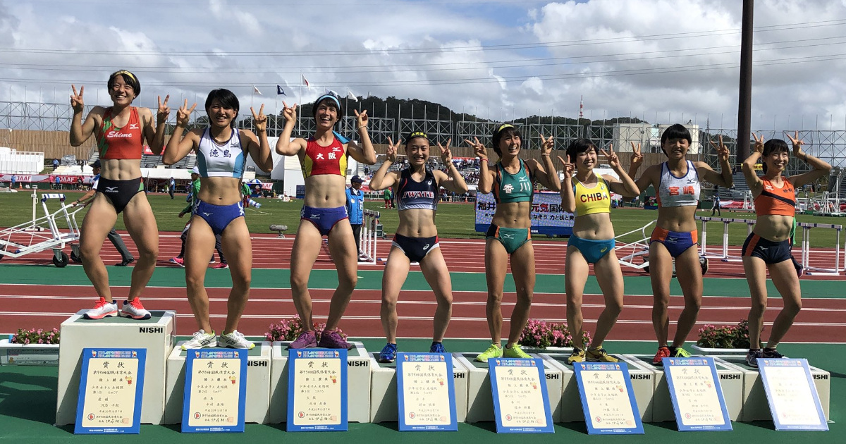 【画像】女子陸上部さん表彰台で股を開いてアヘ顔ダブルピースwwwwwwwwwwwwwwwwwwwwwwwwwww