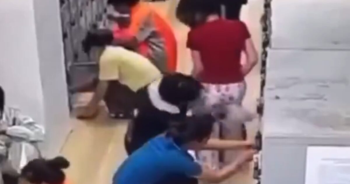 【動画】男さん、我慢できず女児のケツを堪能してしまう