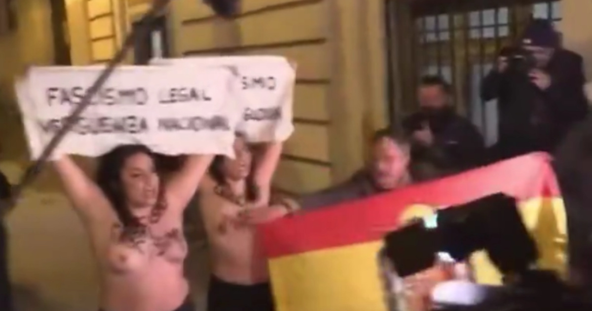 【動画】トップレスで抗議する女性のおっぱいを果敢に触りに行くおじさんの魅力