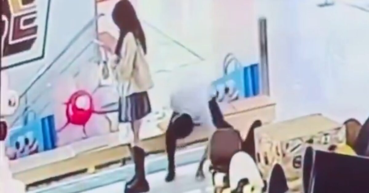 【動画】パンツ盗み見犯、激写されてしまう