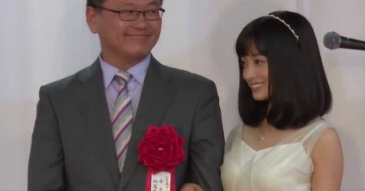 【悲報】橋本環奈さん、権力者におっぱいを押し付けてしまう