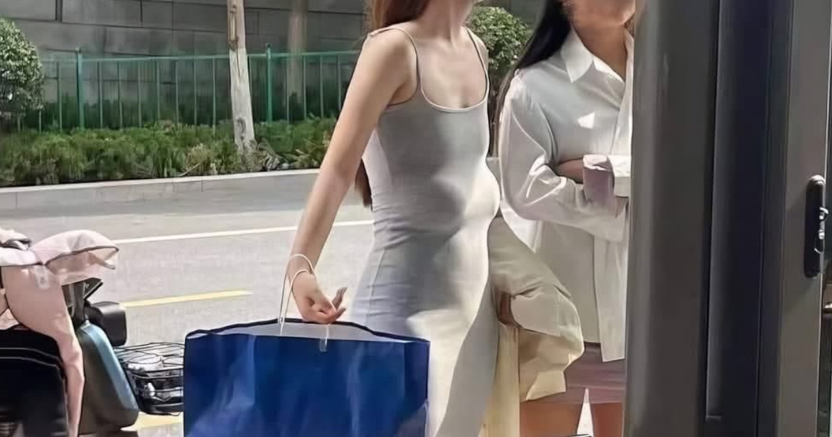 【画像】最近の女　おっぱいの位置がおかしすぎる