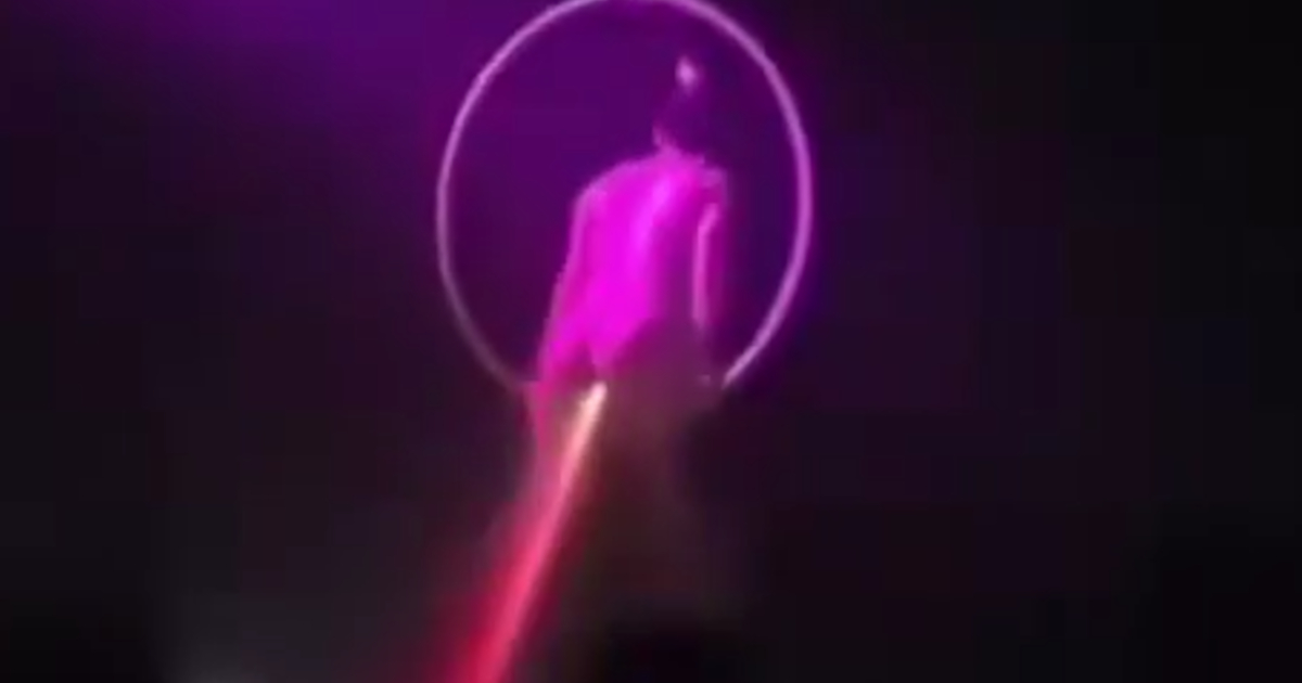 【動画】まんさん、肛門からレーザービームを出しながら吊られたフラフープを使ってぐるぐるまわる