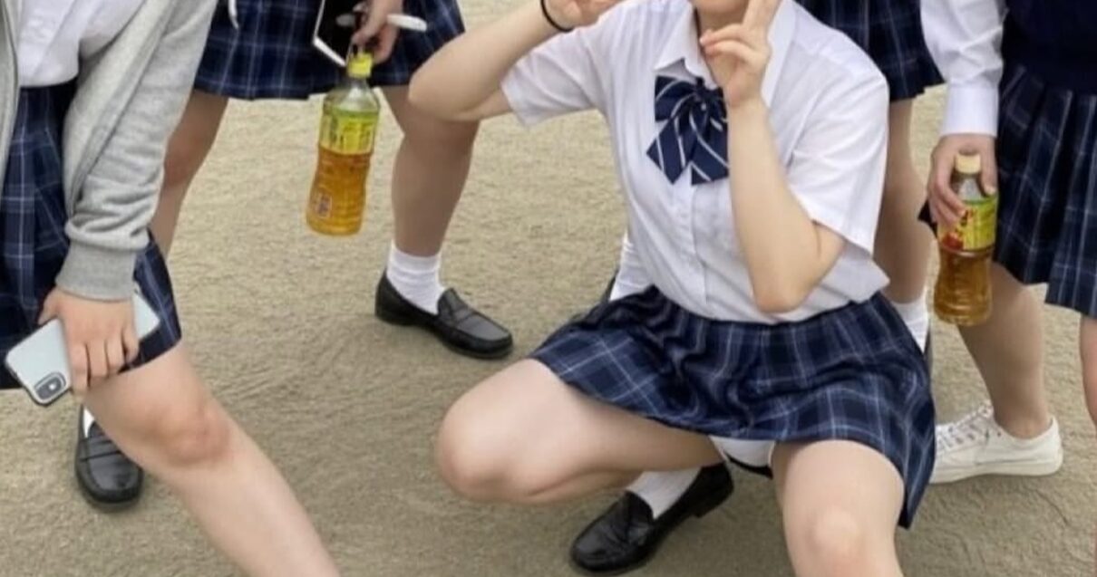 【画像】文化祭JKさん、見えてはいけないものが見えてる状態をSNSにアップしてしまう
