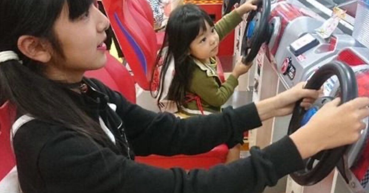 【画像】最近の女子小学生の間で天然ドスケベなスカートが流行