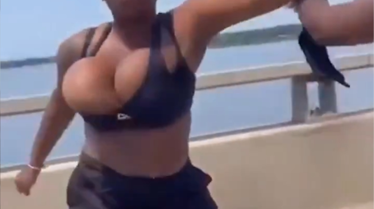 【朗報】爆◯乳女子、海辺でぽろり