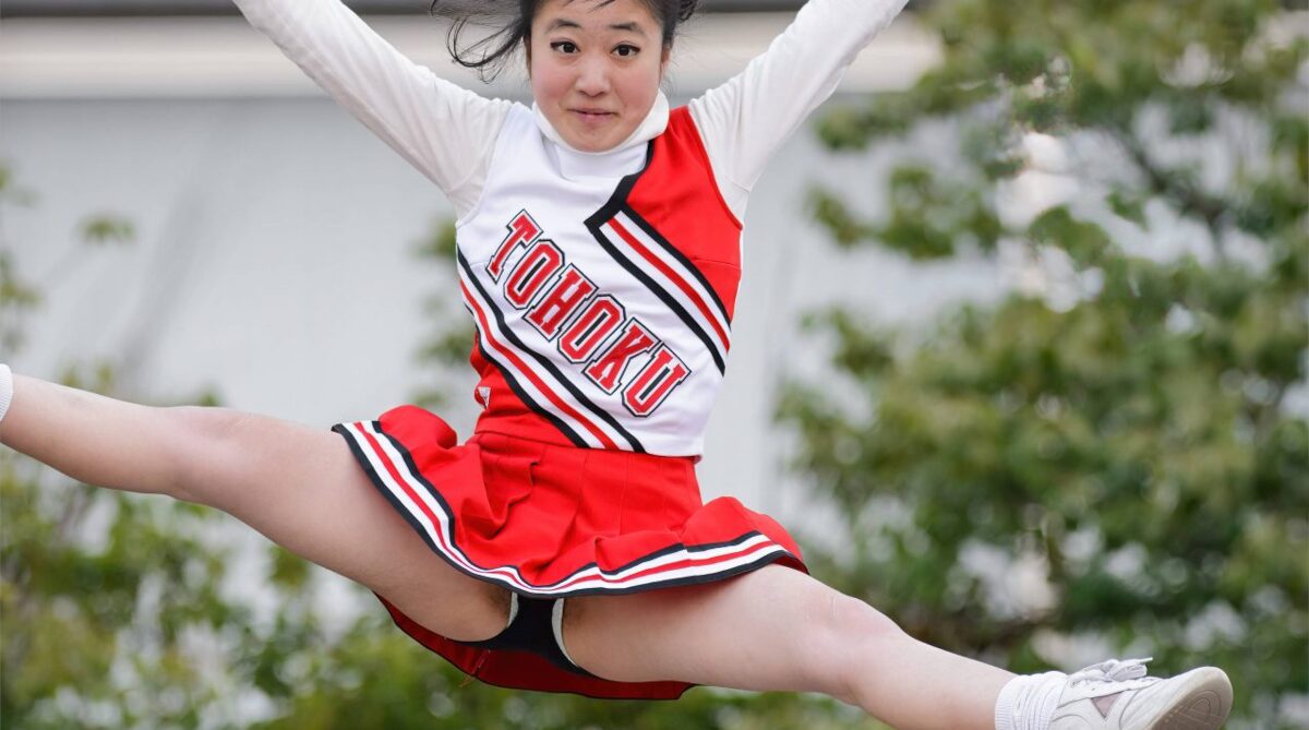 【画像】チアガールさん、大の字で飛ぶ