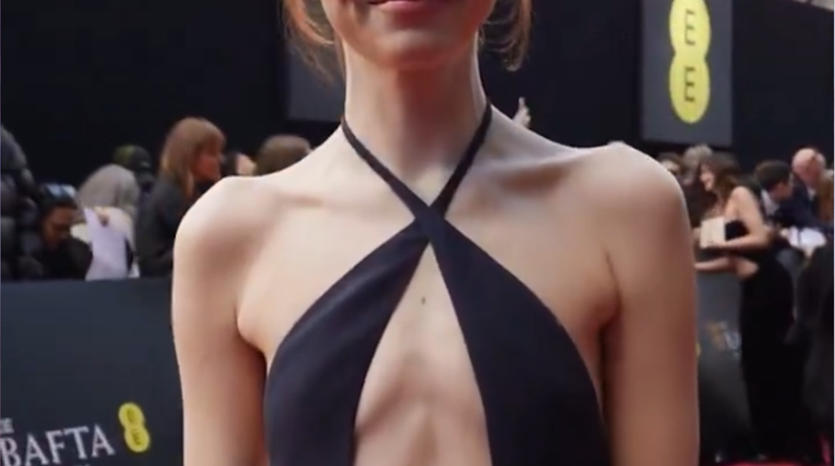 ハリウッド女優のエマ・ストーンさん、とんでもねー貧乳を見せつける