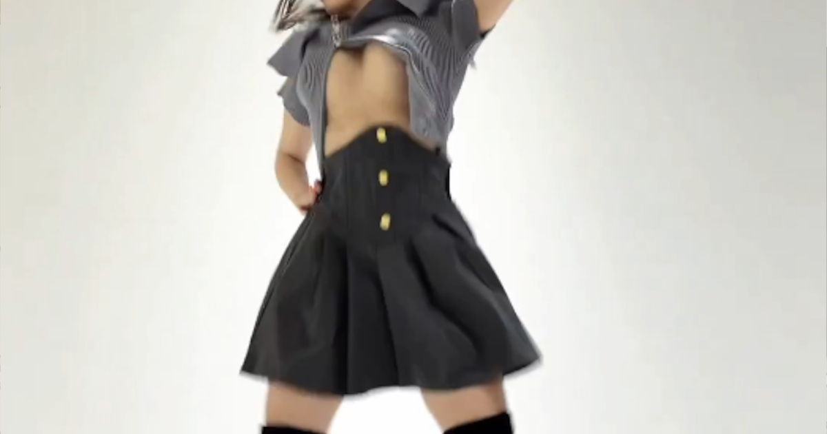 【動画】おっぱい半分出てるダンサー、出現