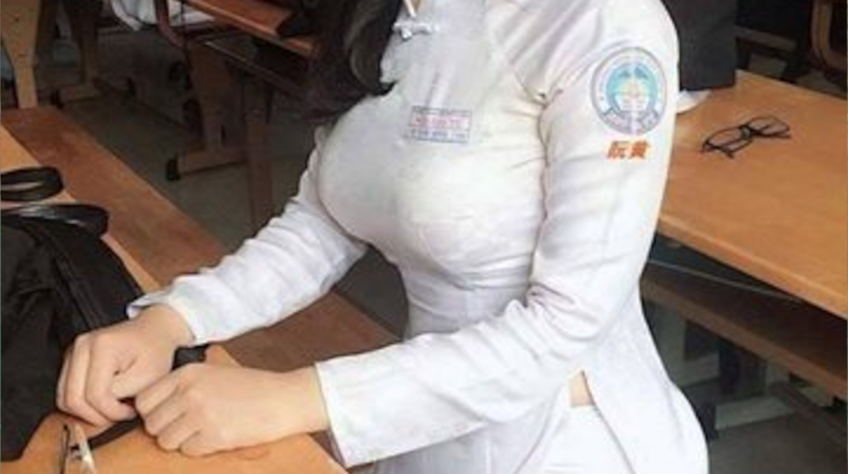 【画像】ベトナムの女子高生、乳でアオザイをドスケベ衣装にしてしまう