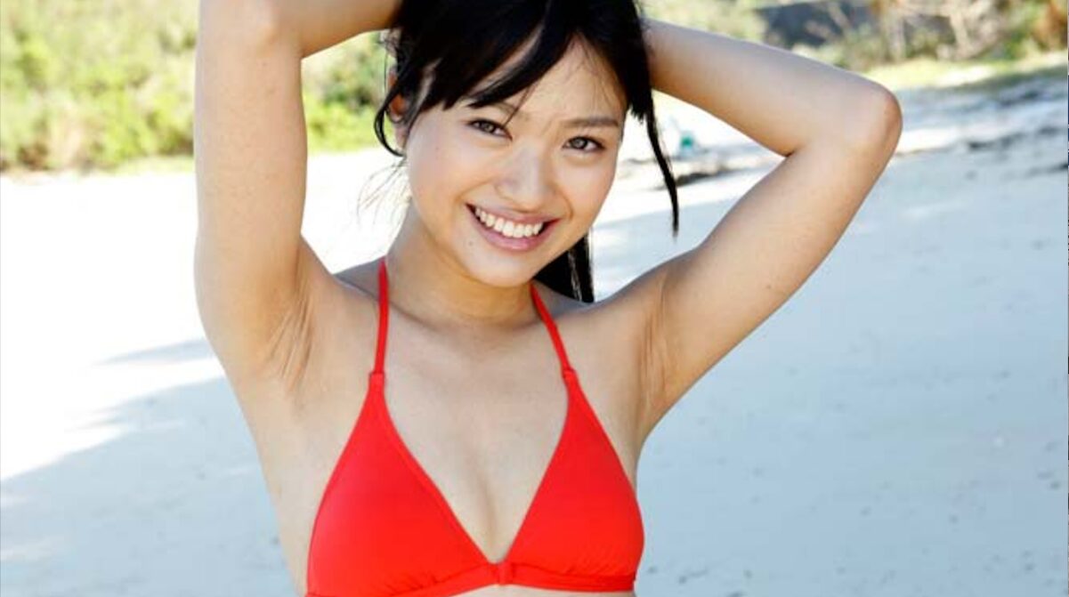 【画像】マン毛がはみ出るアイドルwwww