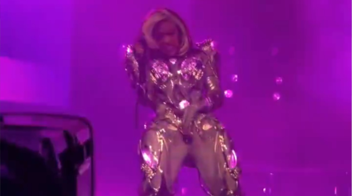 アメリカ人女性歌手さん、股間でエアギターしてしまう