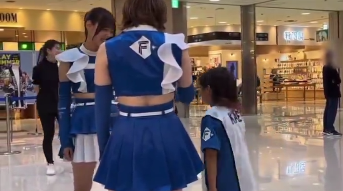 【動画】ガキ、お姉さんにおっぱい当てられて発情wwwww