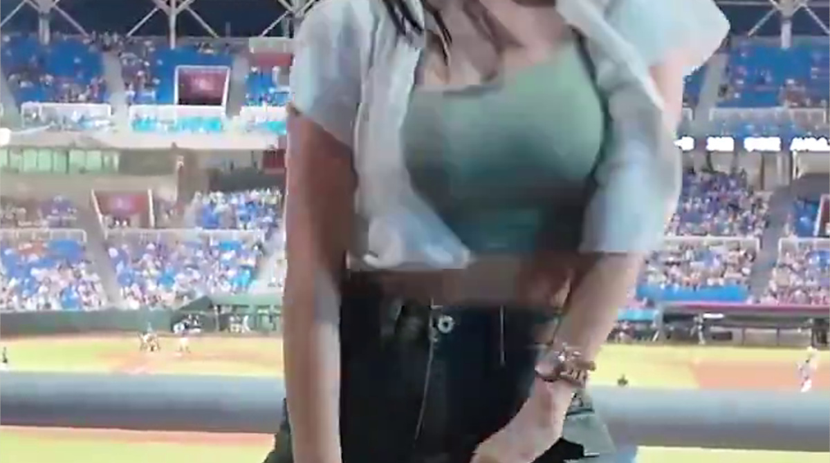 【朗報】台湾のチアガールさん、おっぱいを振り回す