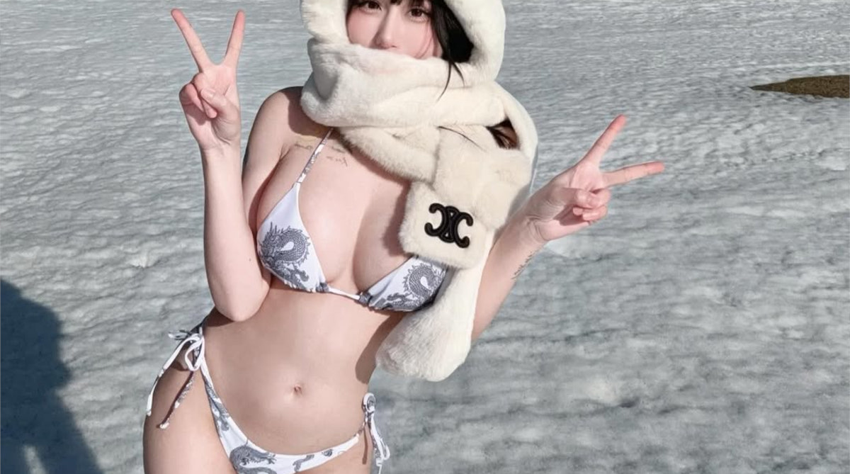 【画像】迷彩白ビキニ巨乳、大雪の中防寒対策を施しぬくぬく写真撮影