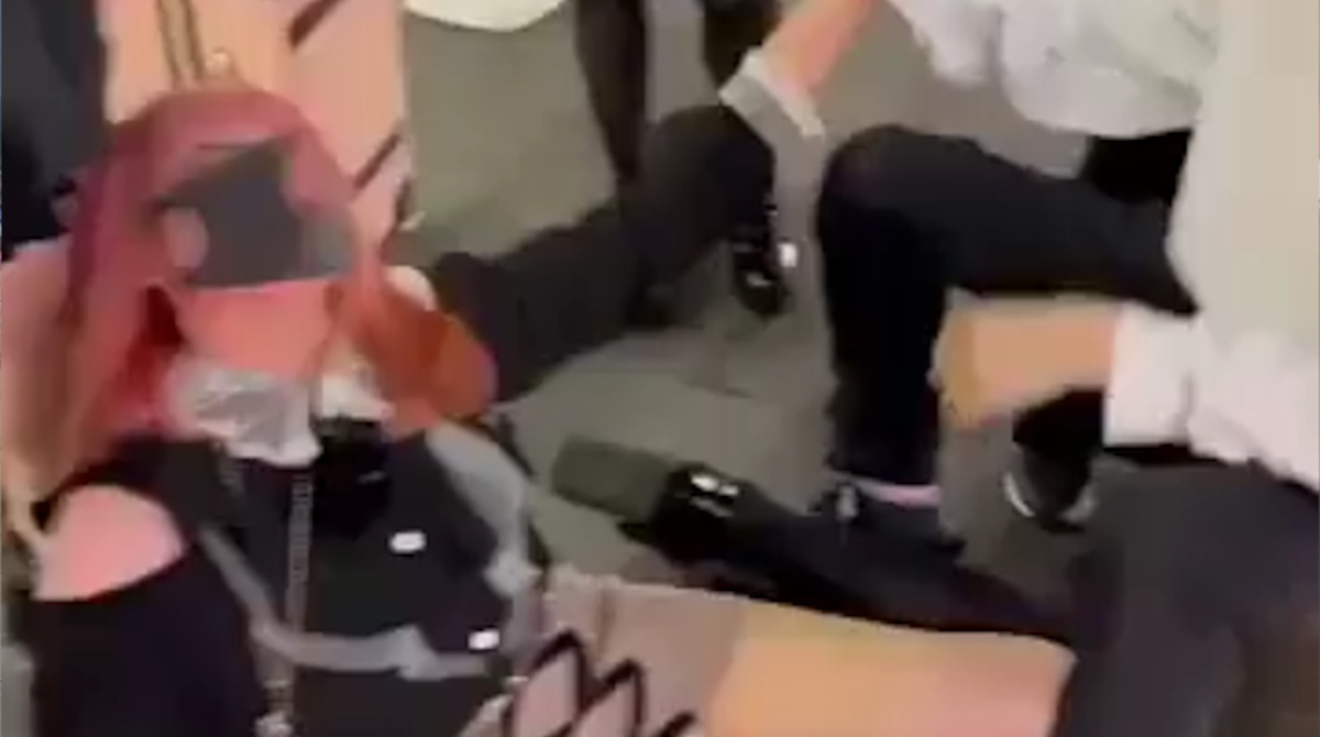 【悲報】トー横ガールおパンツ丸出し