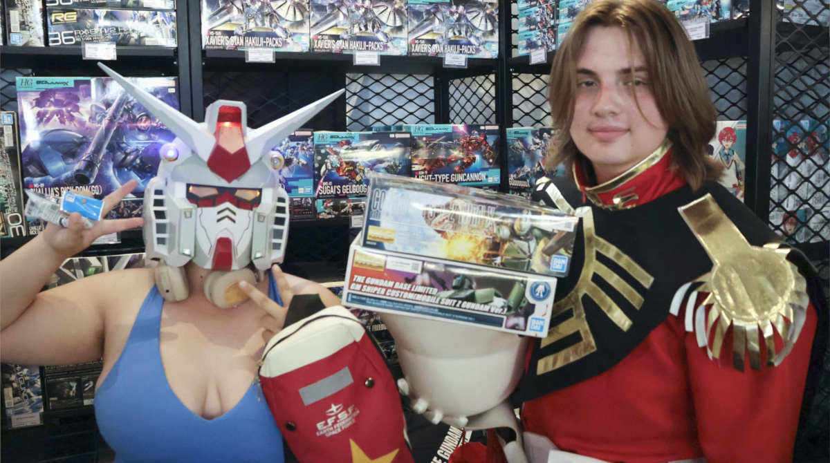 【画像】爆乳ガンダム、ロンドンに立つ