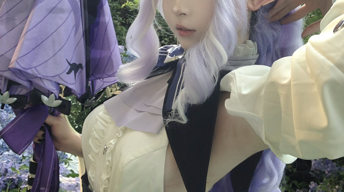 【悲報】コスプレイヤーさん、おっぱいを蚊に刺されまくって終わる