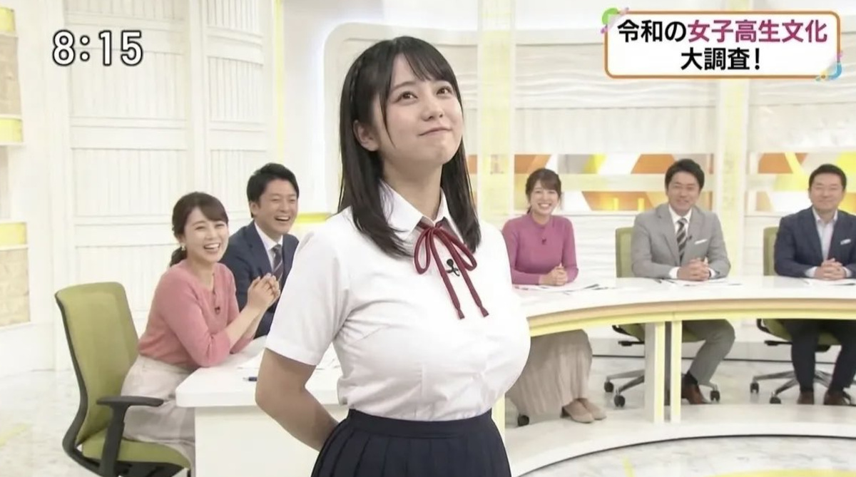 【画像】アナウンサーさん(26)、地上波で自前のJKコスプレを披露