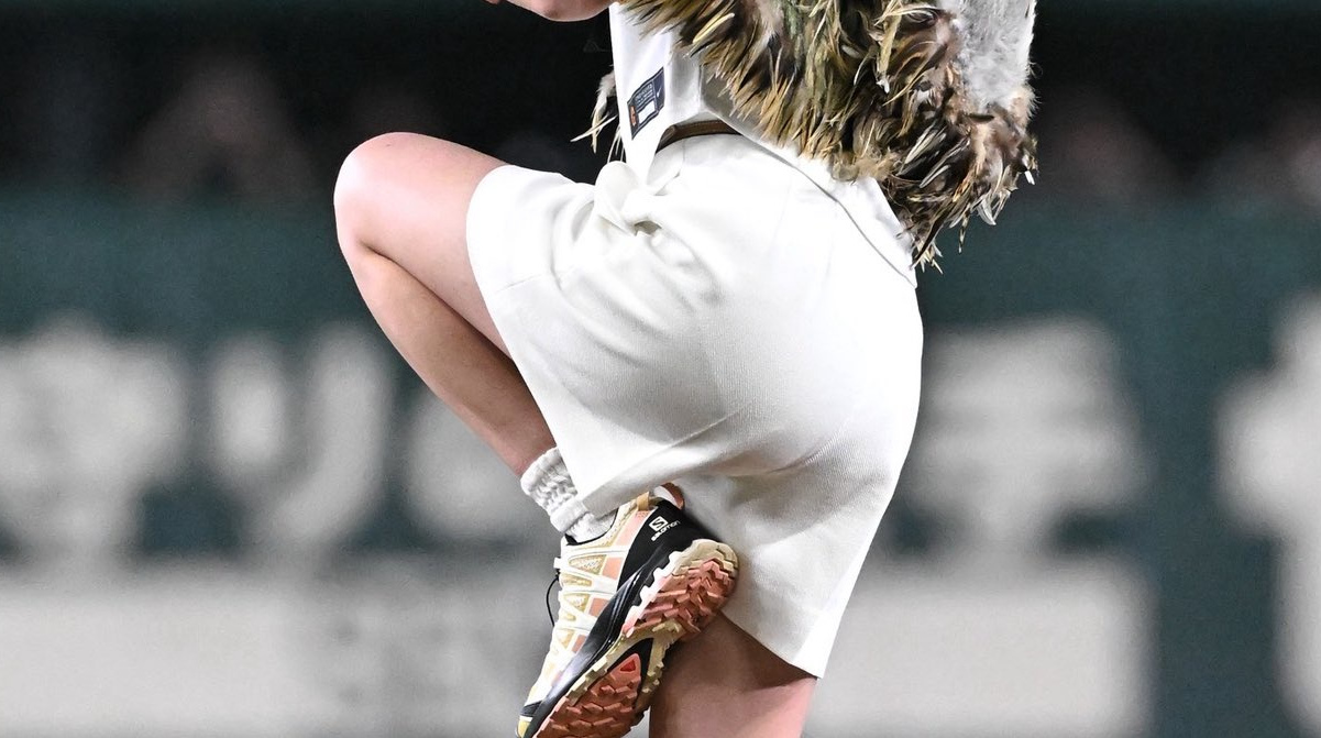 橋本環奈さん、今日の巨人阪神戦の始球式でパンティラインを披露してしまう